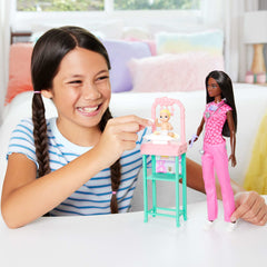 Barbie Poupée Mode Pédiatre, Brunette, Poupée Bébé, Meubles et Acc.