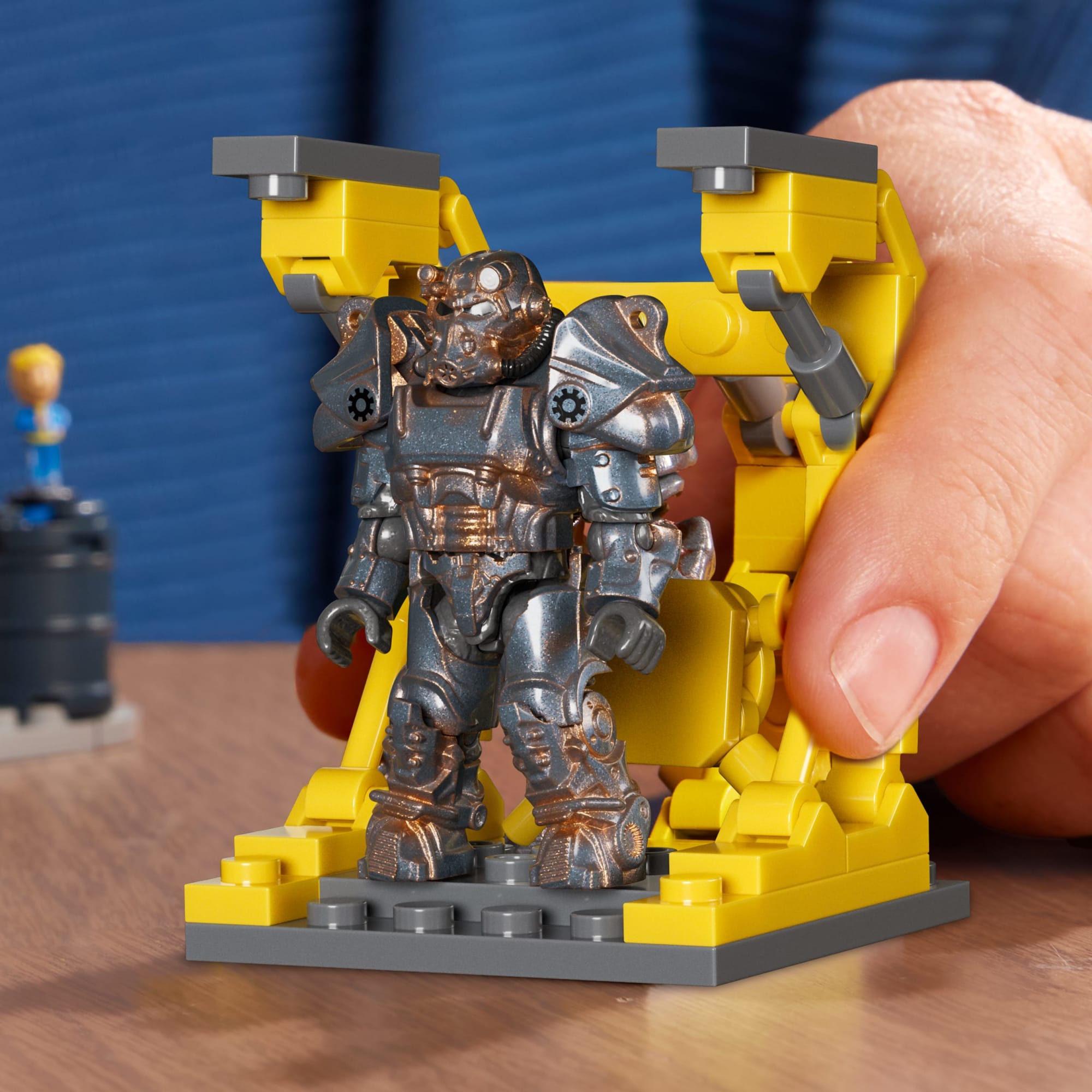 MEGA Fallout Red Rocket Building Toy Kit With 2 Action Figures (824 Pieces) For Collectors