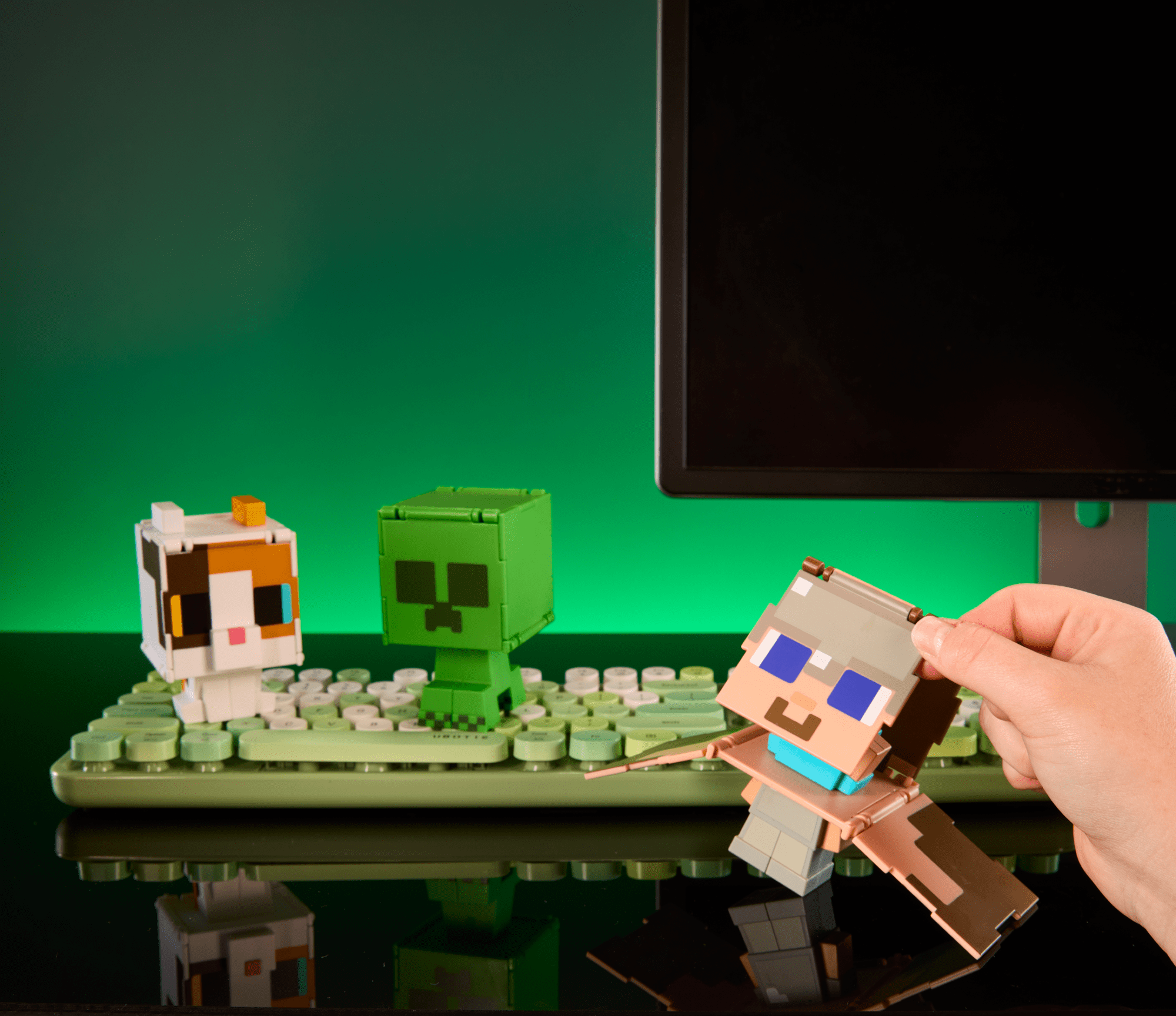 Minecraft Flippin’ Figs Figures Collection, 2-in-1 Fidget Play, 3.75-in Scale & Pixelated Design (Characters May Vary)